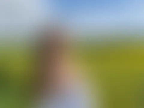Manchmal sagt ein Blick über die Schulter mehr als tausend Worte… 🤍 Nur ein weißes Hemd, ein bisschen Spannung und ganz viele Gedanken 😏 Die oben ohne Version? Die wartet exklusiv in der VIP Area �