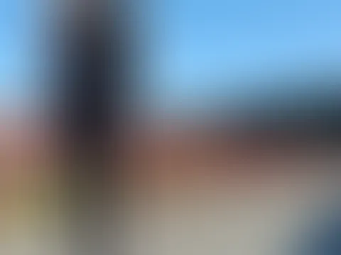 In Unterwäsche auf der Brücke