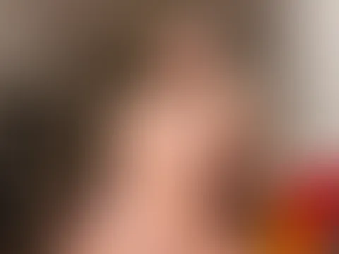 Ich glaube, ich habe heute etwas zu viel ausgezogen… 😇 Eigentlich wollte ich nur kurz auf der Couch entspannen… aber irgendwie ist es dann doch etwas heißer geworden als geplant. Jetzt sitze ich hier