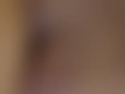 Da sitzt geiler Bock in seinem Sessel und präsentiert mir seine Latte... Er hat Sie so gut erzogen dass BlaseHase ihr Höschen auszieht und sich mit feuchter F***e auf seiner Latte austobt.Pssst! Man k