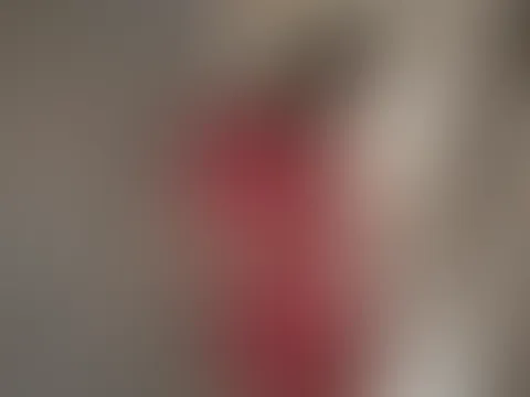 Alleine auf dem Dachboden - bekleidet in einem Minirock und einer roten Bluse, die ich gant langsam für dich öffne. Dazu diese sinnliche Blick und diese verführerischen roten Lippen 💋  Wie lange könn