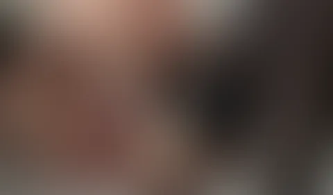 Mit riesen Dildo masturbieren