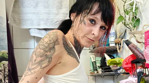 Happy Squirte – first I pleasure both my holes, and at the end, I s****t