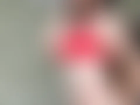 Ich möchte, dass du mich ansiehst und dieses Outfit bewunderst. Ich trage so wenig Kleidung, und die rote Farbe soll dich dazu animieren, deiner Göttin zu gefallen.