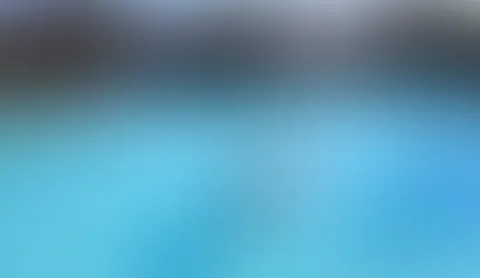 Spass am Pool - mit meinem Gummidelphin ab in den Pool