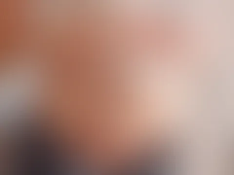 Genieß mich im Top und in Jeans … Mmm … Willst du meine perfekten, festen Titten sehen? Na gut, dann schau her … 😋