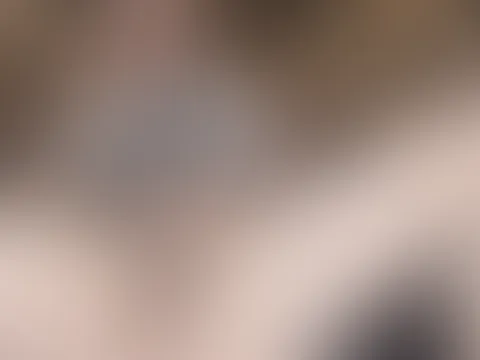 Das freche Schulmädchen beim Masturbieren erwischt