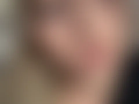 Mein Blick bleibt ruhig, aber darunter brodelt es. Ich weiß, wie langsam Fantasien wachsen, wie ein einziger Moment reichen kann, um deine Gedanken aus der Bahn zu werfen. Die Spannung liegt nicht in 