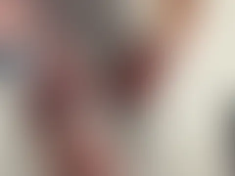 Was sich wohl unter dem weißen Kleid dieser unverschämt heißen Rothaarigen verbirgt…? 😏