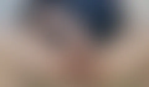Die ich bin ein wirklich freches Luder, die Nachbarn haben die Haustür offen stehen lassen also nutze ich die Chance und p**s einfach mal ins Treppenhaus. Hoffentlich hat mich dabei jetzt keiner geseh