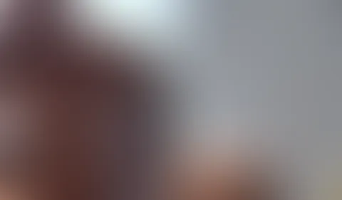 Ich P**s dir ins Maul! Um mich herum sind meine Nachbarn alle auf dem Balkon am Essen und dir p**se ich schön in dein Maul, damit du auch was zu schlucken hast! Und weil so geil war, wird die Milf Fo