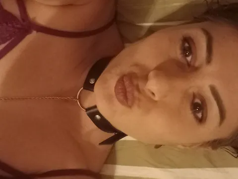 Neuen Körperschmuck im Bett