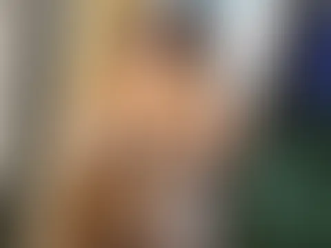 Naa würdest du es gern für mich übernehmen? Hinter mir zu stehen. Eine Hand an meinen dicken Eutern. An ihnen spielen, sie fest massieren? 😏Und gleichzeitig in mein Höschen eindringen und mir meine K