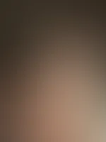 Schau mal wie schön ich meine Beine für dich spreize und dir meine geile f***e präsentiere! Wahnsinn wie schön das Sonnenlicht dabei fällt… hier willst du mit deinem prallen S*****z rein! 🔥💦