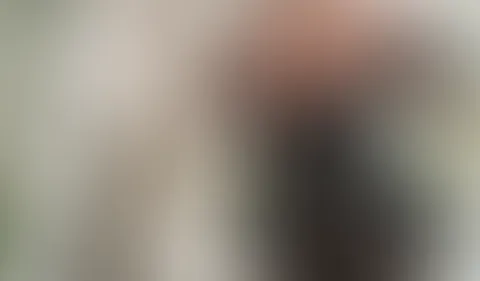 Ein kleines Video wie ich mein neues Leder Kleid mit meinen Rundungen bewunder😊🖤