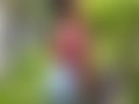 Exklusive Inhalte im Garten. Masturbation mit Dildo.