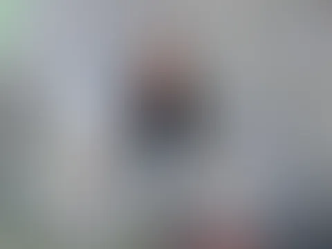Manchmal fühlt sich das Leben an wie diese Wand: massiv, grau und undurchdringlich. Wir stehen davor und fragen uns, wie es weitergehen soll. Aber dann merkst du: Nicht jede Wand ist ein Hindernis. Ma