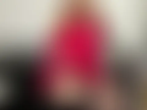 Ich öffne den Bademantel nicht ganz… Nylons streifen meine Beine, der Rest bleibt ein Geheimnis.