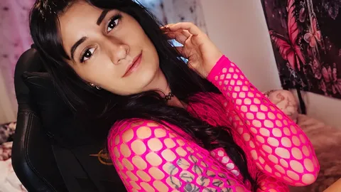 **Neonpink, freche Blicke und eine Frau, die genau weiß, was sie will …**