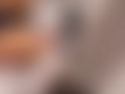Würde es dir gefallen wenn ich so vor dir knien würde👄