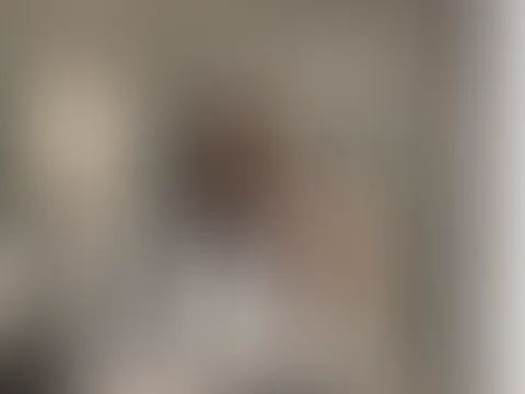 Gerade aus der Dusche… noch warm und entspannt. 🤍 Manchmal sind die einfachsten Momente die schönsten. Bleib ein bisschen… vielleicht zeige ich dir mehr 💋