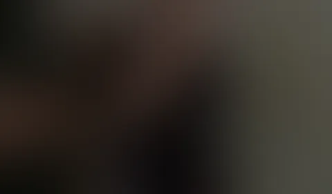 Ich wollte mir doch eigentlich einfach nur mal das Gebäude ansehen. Die ganze Nacht war ich unterwegs und jetzt suche ich doch einfach nur einen Platz um mich ein bisschen zu entspannen. Doch dummerwe