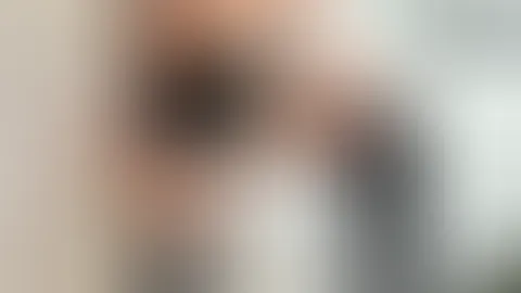 Underboobs-BH, Overknees & Minirock hochgezogen. Der Monsterdildo ist bereit für seinen Einsatz🔥