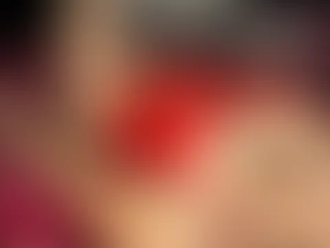 Mit rotem Dessous im SchlafzimmerđŠ