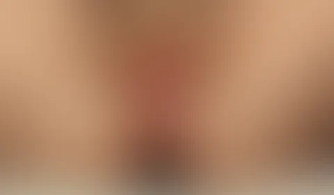 Extrem-Close-Up: offene P***y und Plug im A***h 🔥