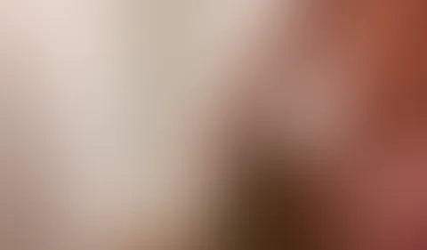 Mich hat auf der Straße so ein alter ekliger Daddy Typ angequatscht und gefragt ob er gegen eine kleine Belohnung meine Mundf***e benutzen darf! Erst war ich ein bisschen angewidert davon aber ich bin