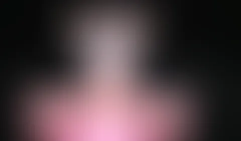 Mein Herr hat mir ein Geschenk für mein Analtraining gemacht. Ich bekomme nur in großen Ausnahmen Geschenke von ihm, was diese umso wertvoller für mich macht. Seine Wahl fielauf einen pinken Hüpfball