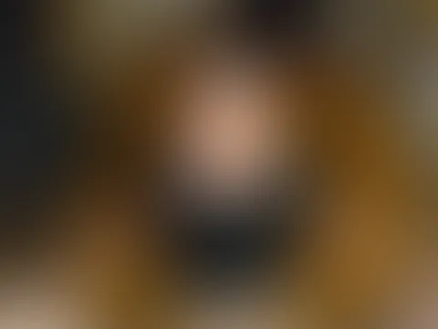 Der Hausmeister F**kt mich in seinem Büro.