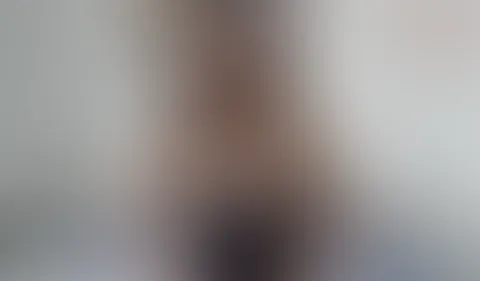 Lena verliert eine Wette und wird bestraft
