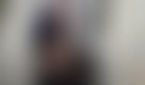 Teeny Partybitch im Hausflur in alle Löcher gef**kt