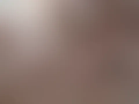 Ich lasse deine geile Sahne aus meinem Mund laufen und schön auf meine Brüste...