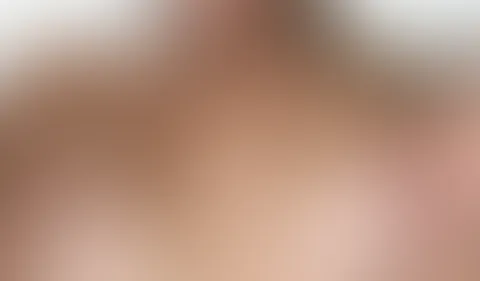 Keine Sorge, ich kümmere mich bei dem schlechten Wetter um dich und deinen steifen S*****z. Ich sitze hier nackt vor dir und fummle ganz gierig an mir herum … 😏