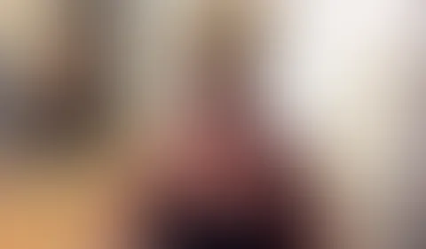 Ich f**ke mich mit Gummi Band!  So Sportsfreund… haha, jetzt benutze ich deine Sportutensilien und stopf damit meine F***e! So gerollt und schön straff geht das auch rein in mein geiles MILF FÖTZCHEN!