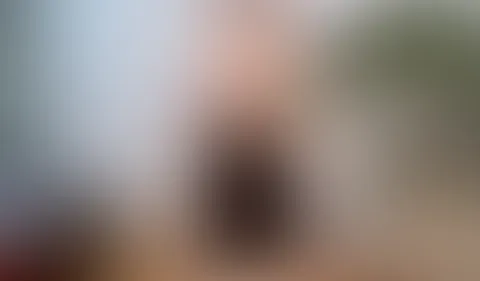 TaraHuman dreht wieder richtig auf! 🔥  Sie hat sich ihren geilen Dildo an einem ,,Wohnzimmertisch“ fixiert und zeigt dir in diesem hammer geilen Video, wie sie sich ihre dauergeile Milfp***y verwöhnt