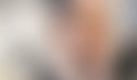 Ich armes,dickes Mädchen bin aber auch immer dran. Ich muss so dringend p*****n und schaffe es einfach nicht mehr auf die Toilette zu gehen. Also p**se ich frei heraus auf den Pausenhof. Doch die cool