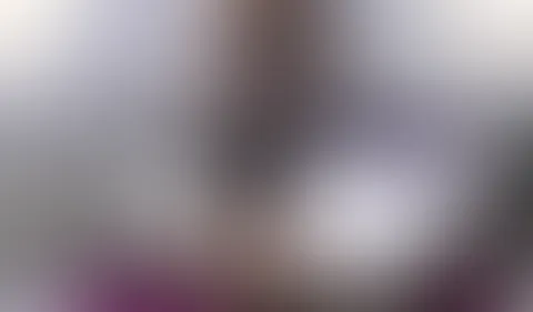 Gefingert bis zum squirten – Meine Premiere Eigentlich sollte es nur ein heißer Strip mit einem geilen Dirty-Talk werden, aber als ich anfing mich selber zu fingern merkte ich schon wie alles kribbel