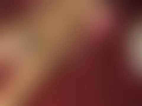 Plötzlich tauchte der Vibrator zwischen meinen Beinen auf 🫠
