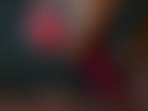 Enges Fötzen mit dickem Dildo gefüllt