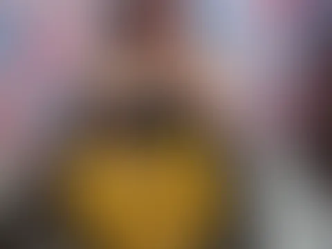 Ich habe eine Prise Kühnheit, Zärtlichkeit und einen Hauch von Verführung... gerade genug, um dich verrückt zu machen 😏 Manchmal entflammt die Anziehungskraft sofort... und ist unmöglich zu vergessen