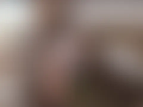 Susi düngt die Blumen