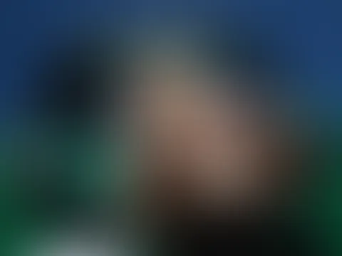 Was für ein heißes LKW-Fotoshooting! Mega Boobies, lange blonde haare - wer will die prallen Titten in voller Pracht sehen?