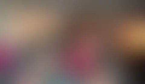 Wie der Titel verrät, ist die heiße Milf Lockenlicht nicht nur gut im S******e b****n🔥, sondern kann auch Ballons aufblasen und diese zum Platzen bringen🫦🔥. Wenn du also auch auf die geilen Gummiba