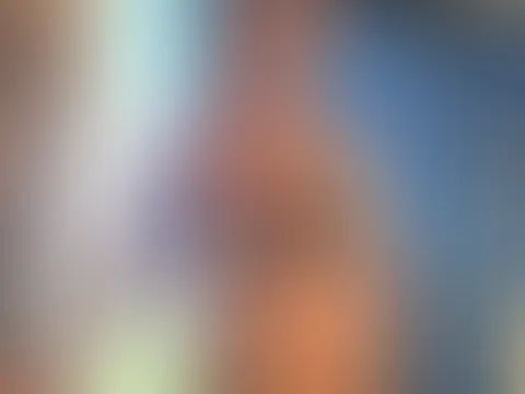 Wochenende läuft an 😈 Während alle noch überlegen, wohin… Ich stecke schon im winzigsten Bikini und fahre gleich an den Strand - wird heiß und nass 🔥
