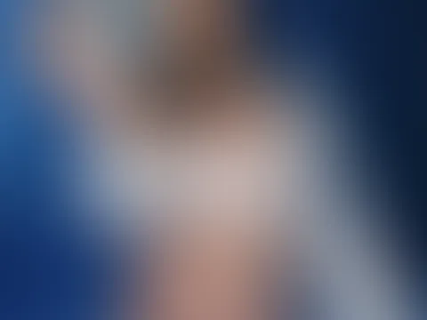 Nasse Verführung: Fotoshooting im Regen mit sexy Dessous und Nackt