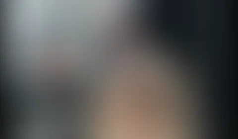 Das wollte ich schon immer mal ausprobieren. Doch das es gerade in meiner Raucherpause sein muss. Nun ja, ich will mal nicht so sein. Komm und W***s ruhig. Du hast Zeit bis meine Kippe aufgeraucht ist