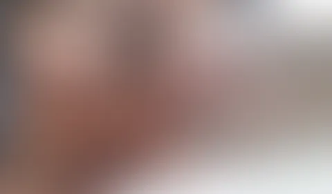 Der nackige Engel mit schwarzen Flügeln fingert sich, mit geilen Lederriemen Halfter und Lack High Heels